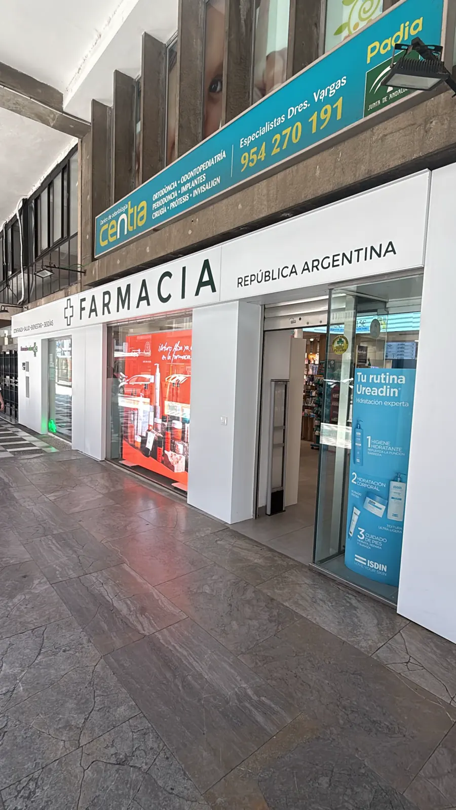 Fachada da Farmacia República Argentina em Sevilha