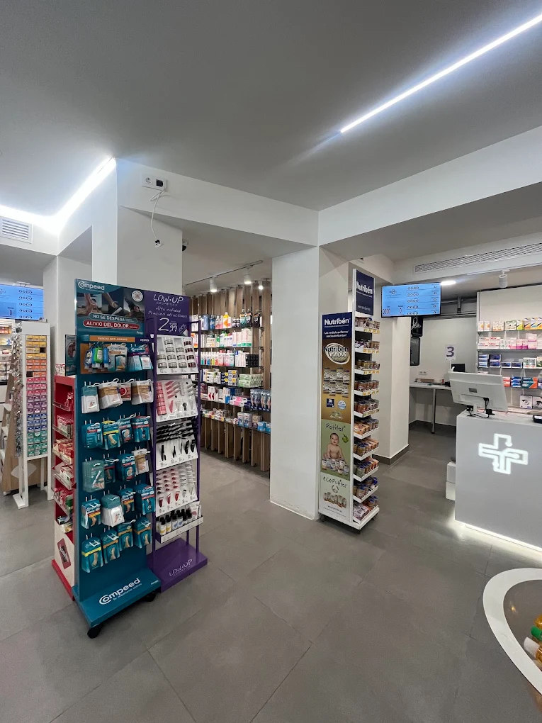 Interior de la farmacia con los lineales de dermocosmética y el mostrador