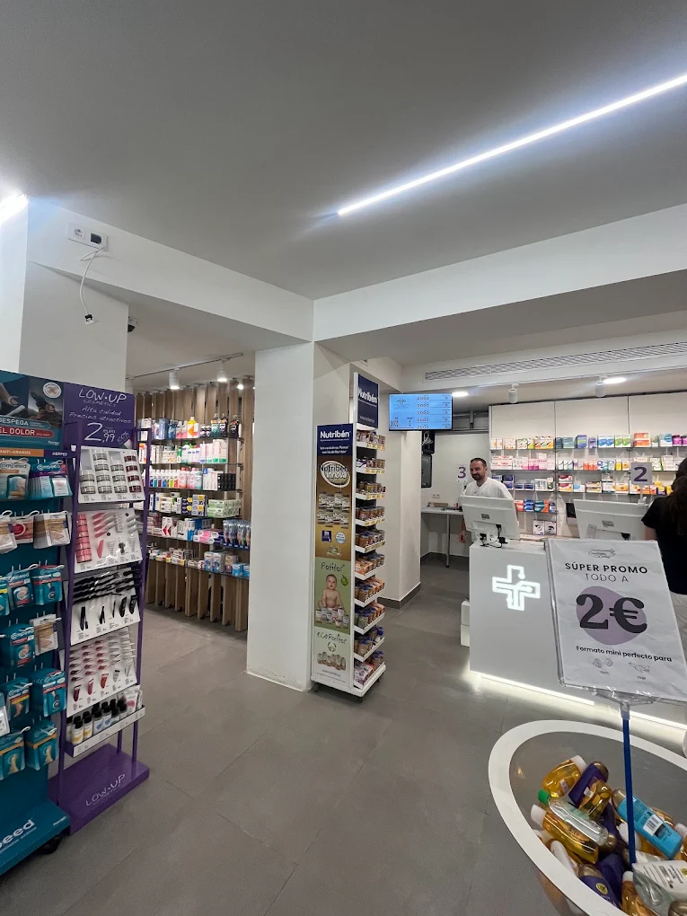 Zona de mostrador y atención al público de la farmacia